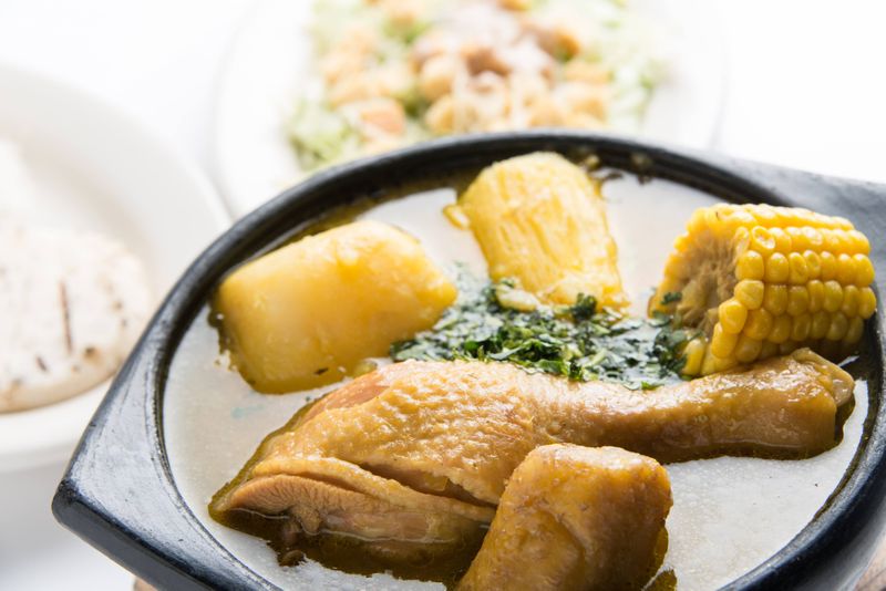 Sancocho gallina (1  1/2  presas plato - 1 sopa)